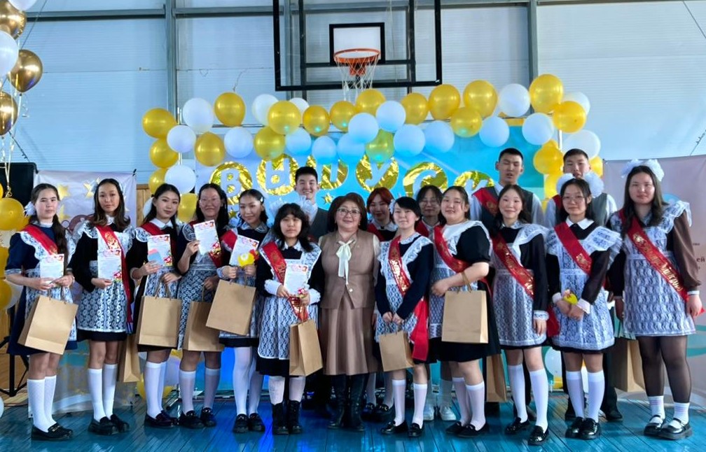 Нэһилиэк культурнай олоҕор көхтөөх кыттыыларын иһин уон сэттэ оскуоланы бүтэрээччилэр бэлиэтэннилэр.