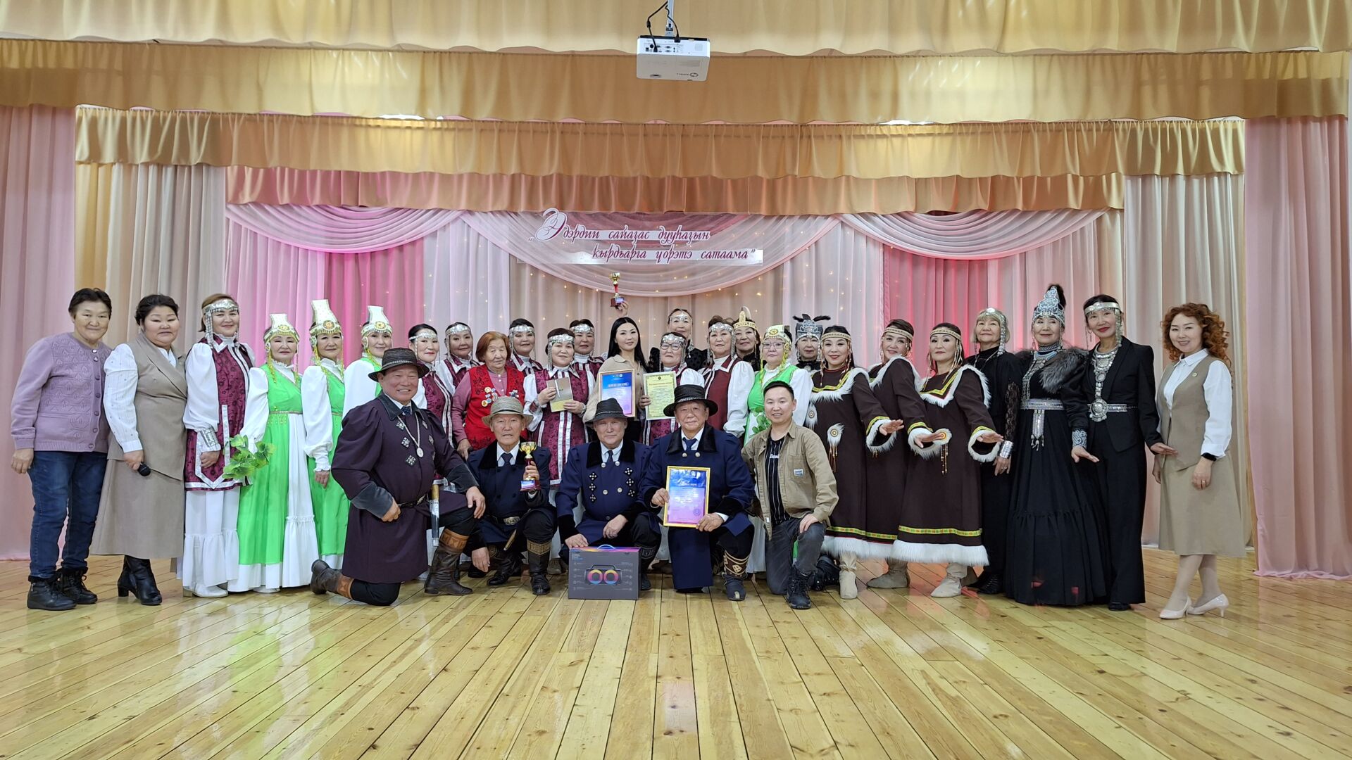 Алтынньы 28 күнүгэр Нам улууһун Хамаҕатта нэһилиэгэр күргүөм үҥкүү, дьоро күнэ тэрээһиннээхтик буолан ааста