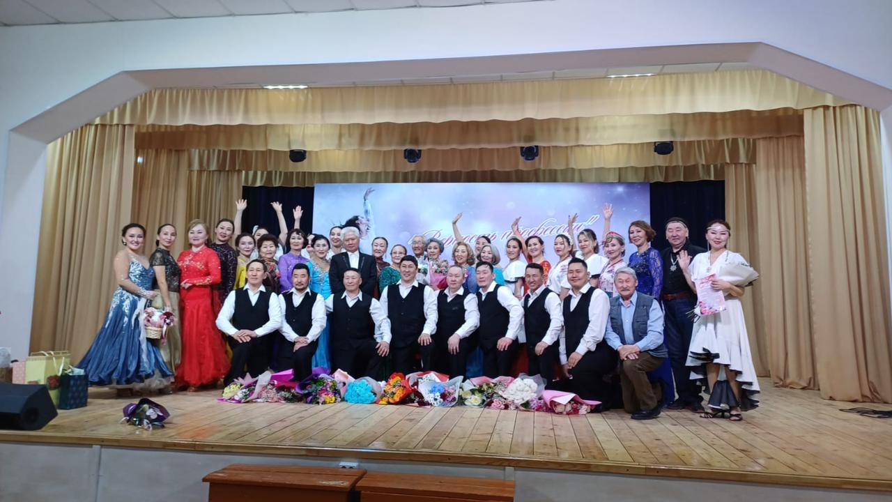 Хамаҕаттаны ааттатар «Ретро Данс» бөлөх